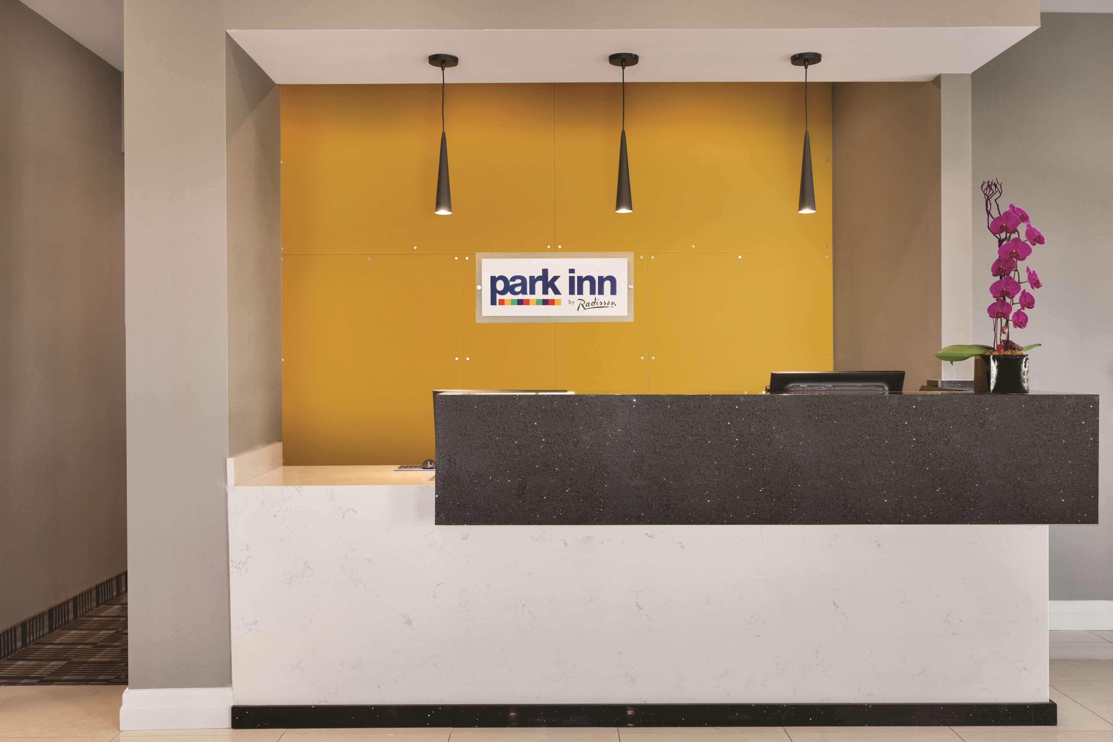 Park Inn By Radisson Brampton, On ภายนอก รูปภาพ